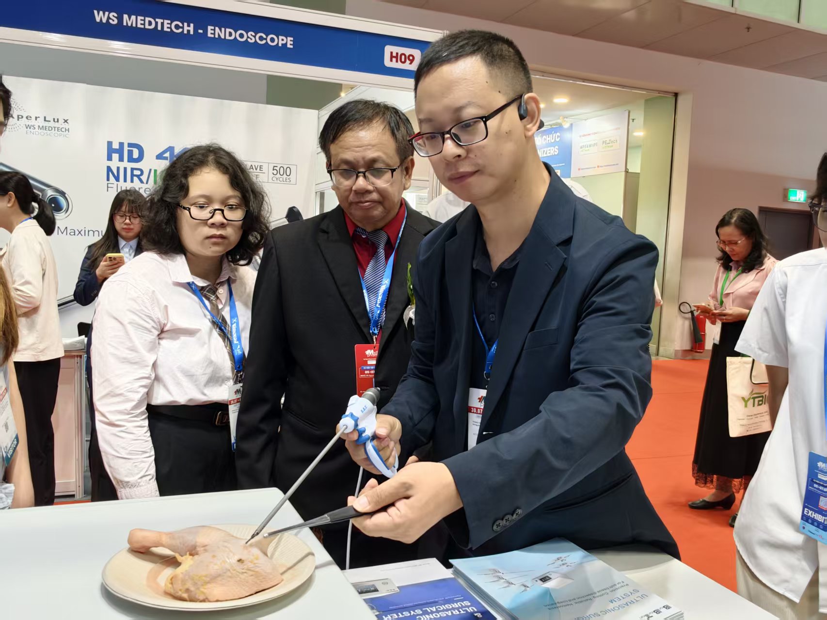 Ultrasonic surgical system demonstration